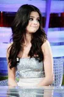 22 - Selena Gomez renunta temporar la muzica
