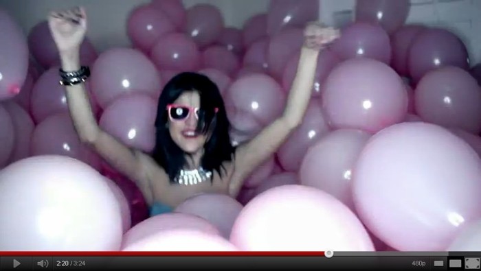 17 - Capturi Selena Gomez-Hit The Lights