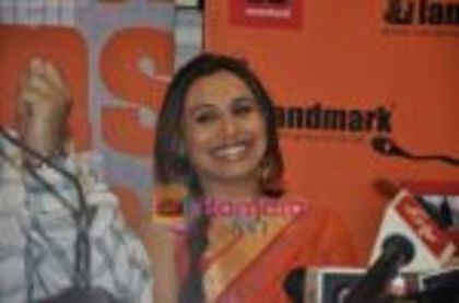 thumb_Rani Mukherjee unveil Mafia Queens of Mumbai book in Landmark, Mumbai on 4th May 2011 (13)