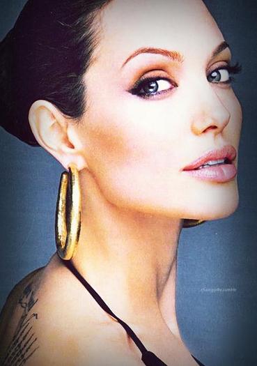 374212_299114950122185_170870826279932_988443_459602981_n - Angelina Jolie