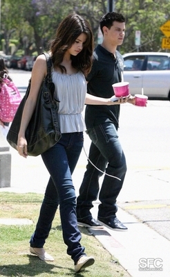 normal_03 - Out for frozen yogurt with Taylor Lautner