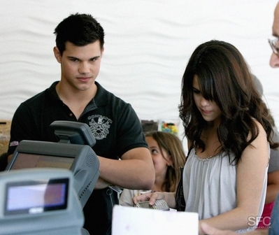 normal_011 - Out for frozen yogurt with Taylor Lautner