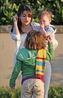 normal_selenafan03 - on the set of Ramona and Beezus