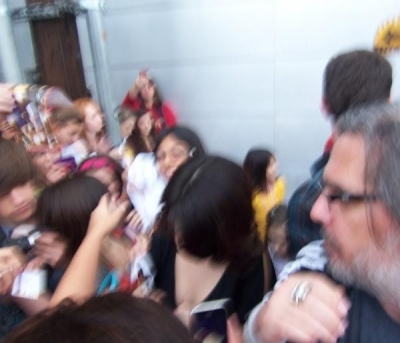 normal_selena-gomez-mobbed_(4)