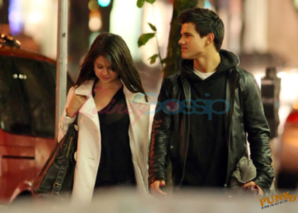 normal_selenafan04 - Hanging Out with Taylor Lautner in Toronto