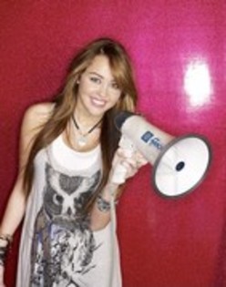 11245851_BRBYEMSMT - miley sedinta foto 2