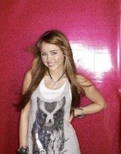 11245885_ODPQPTJFX - miley sedinta foto 2