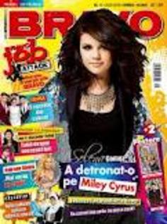 12 - Selena Gomez cu fata pe reviste