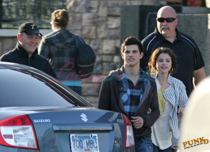 normal_selenafan01 - At Cactus Club with Taylor Lautner