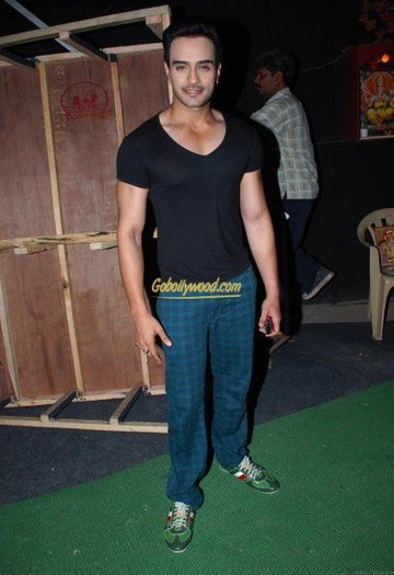 Angad Hasija in Love [20]