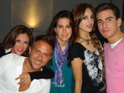 317860_192962444108760_100001850182346_492267_1823422664_n - 1-Anahi 5-1