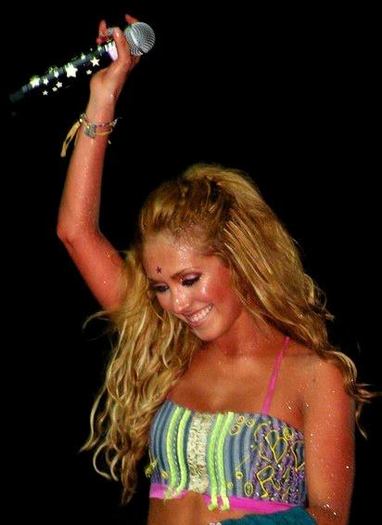 381884_197572707003956_100002536848660_400769_1943420543_n - 1-Anahi 6-1