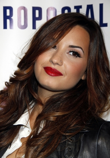 Demi Lovato - DEMI LOVATO LA JINGLE BALL 2011