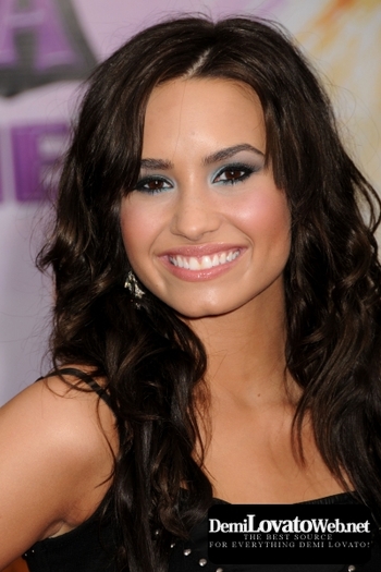 Demi Lovato - DEMI LOVATO LA PREMIERE OF THE HANNAH MONTANA THE MOVIE IN LOS ANGELES