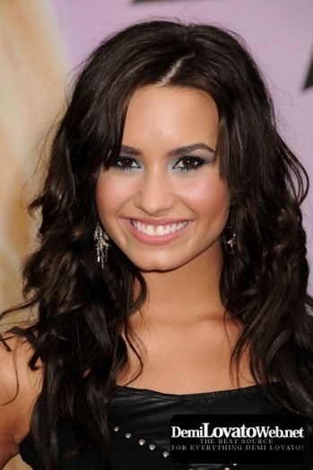 Demi Lovato - DEMI LOVATO LA PREMIERE OF THE HANNAH MONTANA THE MOVIE IN LOS ANGELES