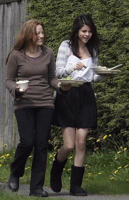 normal_selenafan02 - On the Set of her upcoming movie Romana and Beezus