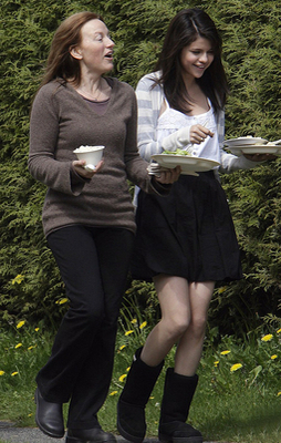 normal_selenafan03 - On the Set of her upcoming movie Romana and Beezus