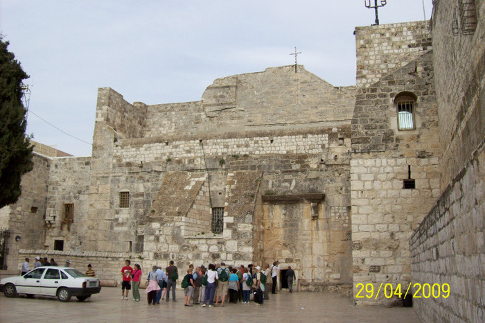 LA  RAND LA INTRARE IN BISERICA NASTERII.. - Aaaa LA MULTI ANI SARBATORI DE IARNA 2011 2012