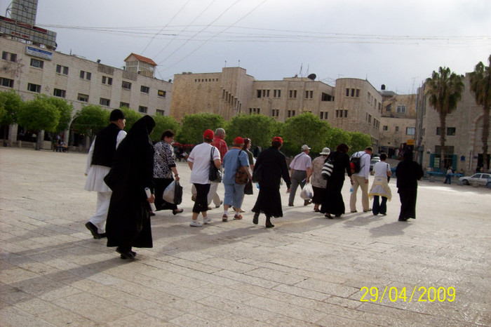 IATA IN ACEASTA PIATA DIN BETHLEHEM SI UN -BADE CARTAN- CARE ESTE IN PELERINAJ PENTRU ATREIA ORA ..