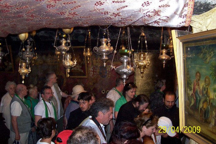 PELERINI LA RAND LA INTRAREA  LOCULUI NASTERI MANTUITORULUI ..