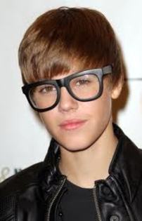 9 - Cat il iubesc eu pe Justin Bieber