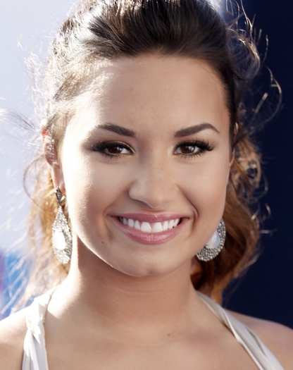 Demi Lovato - DEMI LOVATO LA BLUE CARPET OF THE DO SOMETHING AWARDS