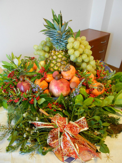 un cos cu fructe pentru noul an