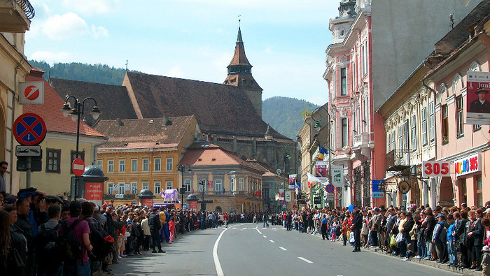 " Multimea " asteptand junii ! - BRASOV - Junii din Scheii