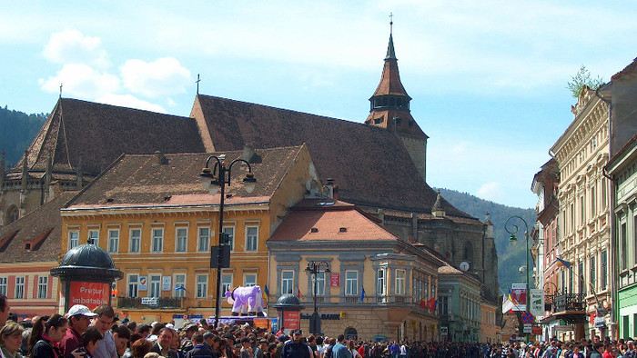 Multimea, asteptand junii  si Biserica Neagra - BRASOV - Junii din Scheii