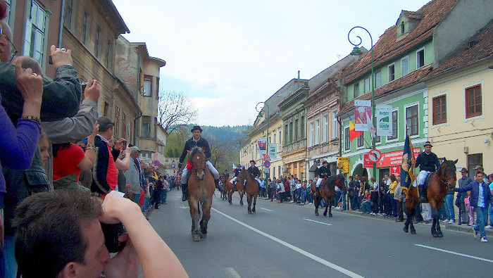 Vineee  ... baietii ! - BRASOV - Junii din Scheii