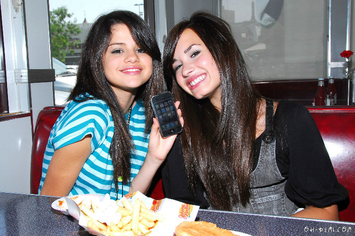 Demi Lovato si Selena Gomez