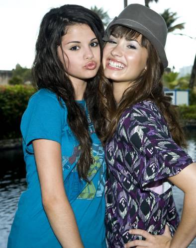 Demi Lovato si Selena Gomez - DEMI LOVATO SI SELENA GOMEZ