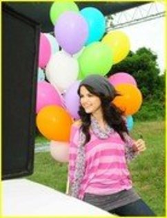selena si baloanele (6)