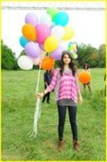 selena si baloanele (9)