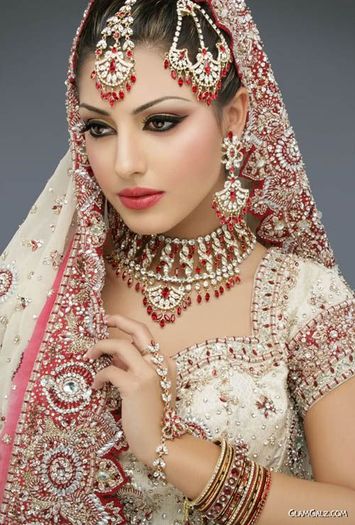 Indian_Brides_with_Eastern_Makeup_1 - Bijuteriile indiene