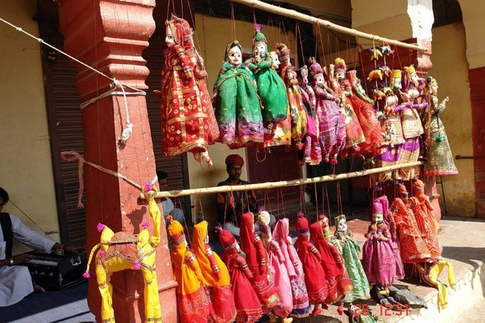 Dolls_of_different_shapes_and_colors_inside_the_Jaipur_City_Palace-1024x682 - Culorile in India