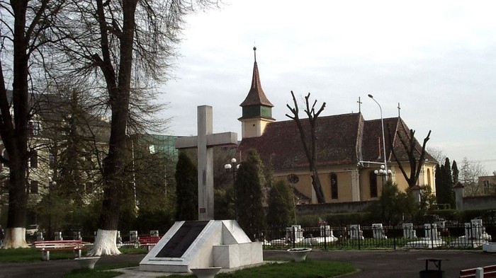 Crucea Eroilor si Biserica Evanghelica - BRASOV - biserici