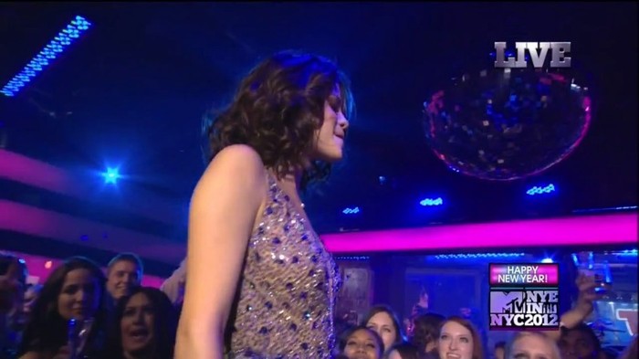 bscap0115 - Selena Gomez-Demi Lovato At The MTV NYE