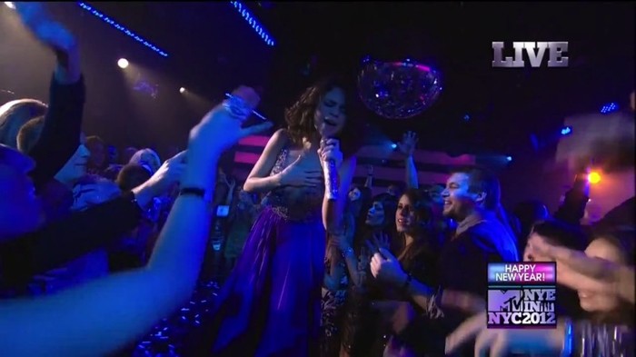 bscap0121 - Selena Gomez-Demi Lovato At The MTV NYE