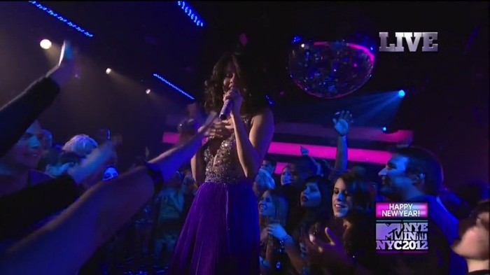 bscap0122 - Selena Gomez-Demi Lovato At The MTV NYE