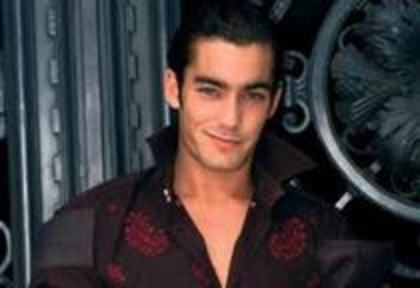 37958947_DVEMLQFQO - Aaron Diaz
