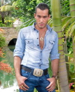 50673213_UHHXQHBAX - Aaron Diaz