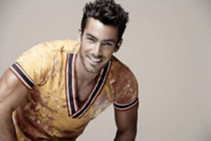 52351991_YJUAGVT2 - Aaron Diaz