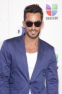 47394768_OYHIIKIPL - Aaron Diaz