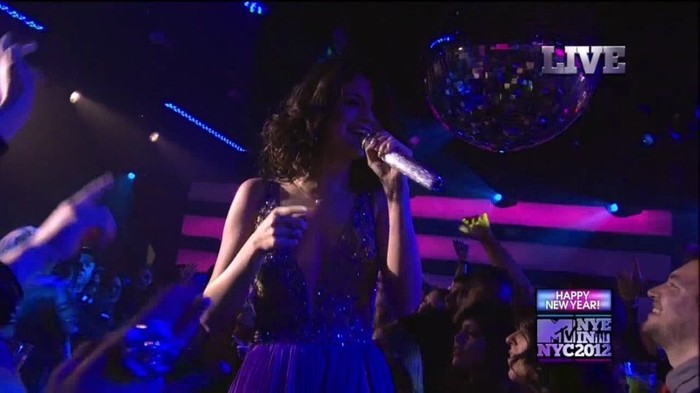 bscap0124 - Selena Gomez-Demi Lovato At The MTV NYE