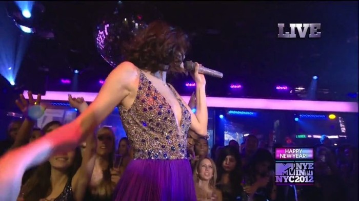 bscap0140 - Selena Gomez-Demi Lovato At The MTV NYE