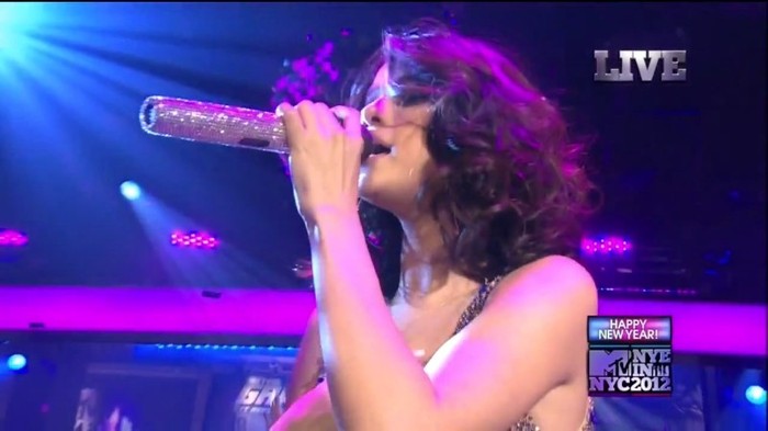 bscap0157 - Selena Gomez-Demi Lovato At The MTV NYE
