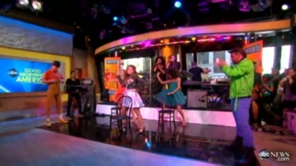 Demzu (137) - Demi - September 19 - Good Morning America Performs Captures