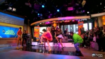 Demzu (143) - Demi - September 19 - Good Morning America Performs Captures