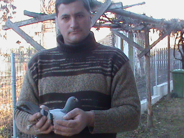 DSC00112; eu si porumbelul care a facut norma la general si fond 2011
